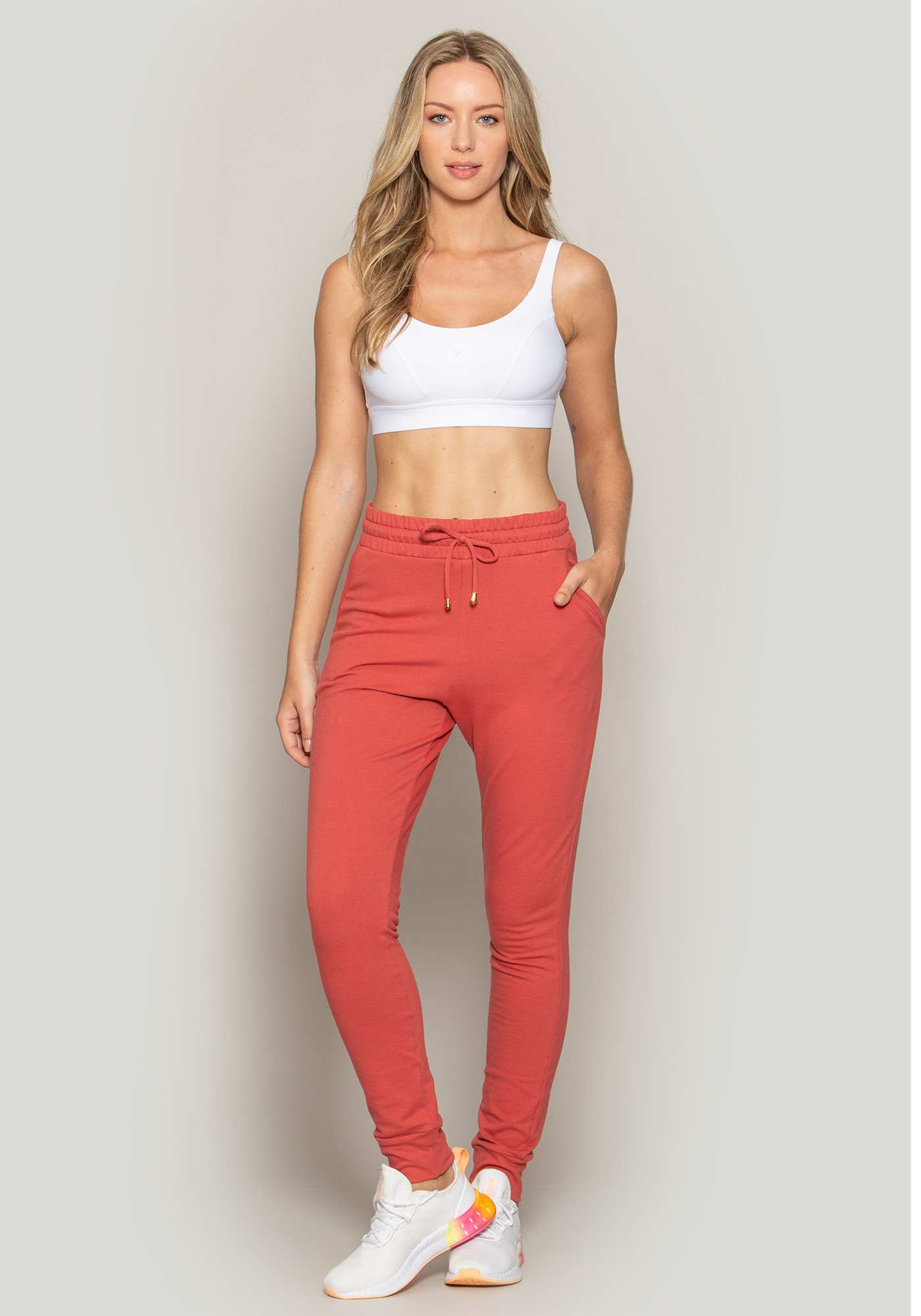 Calça Jogger Essencial de Moletinho Ferrugem 01