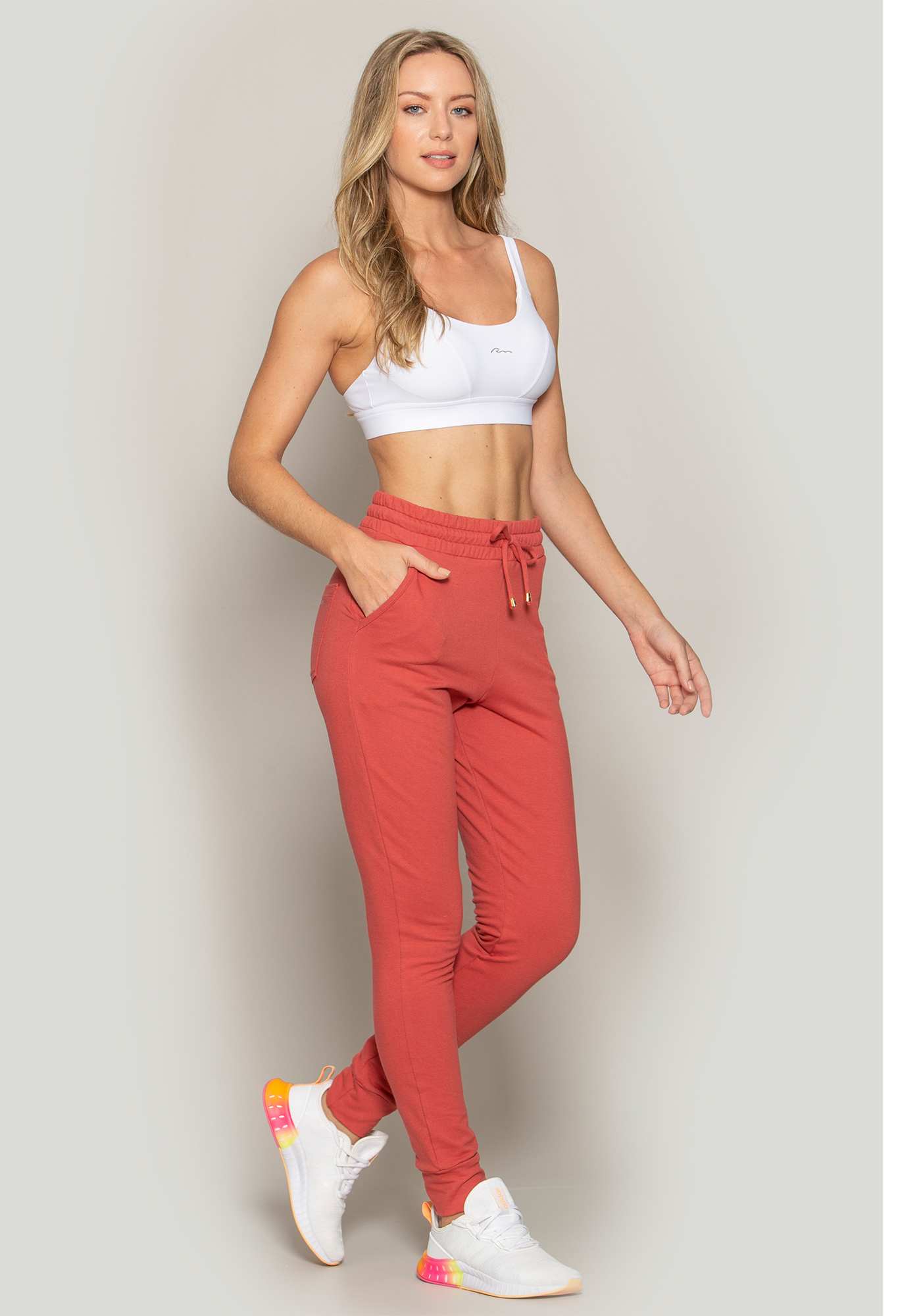 Calça Jogger Essencial de Moletinho Ferrugem 01