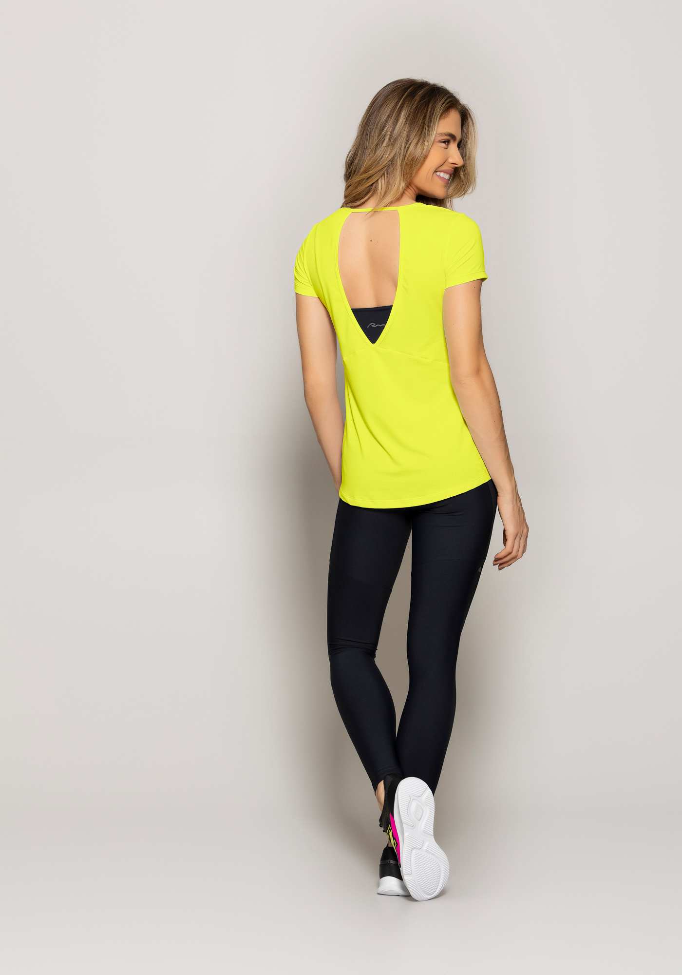 Blusa com Fenda Essencial Amarelo 04