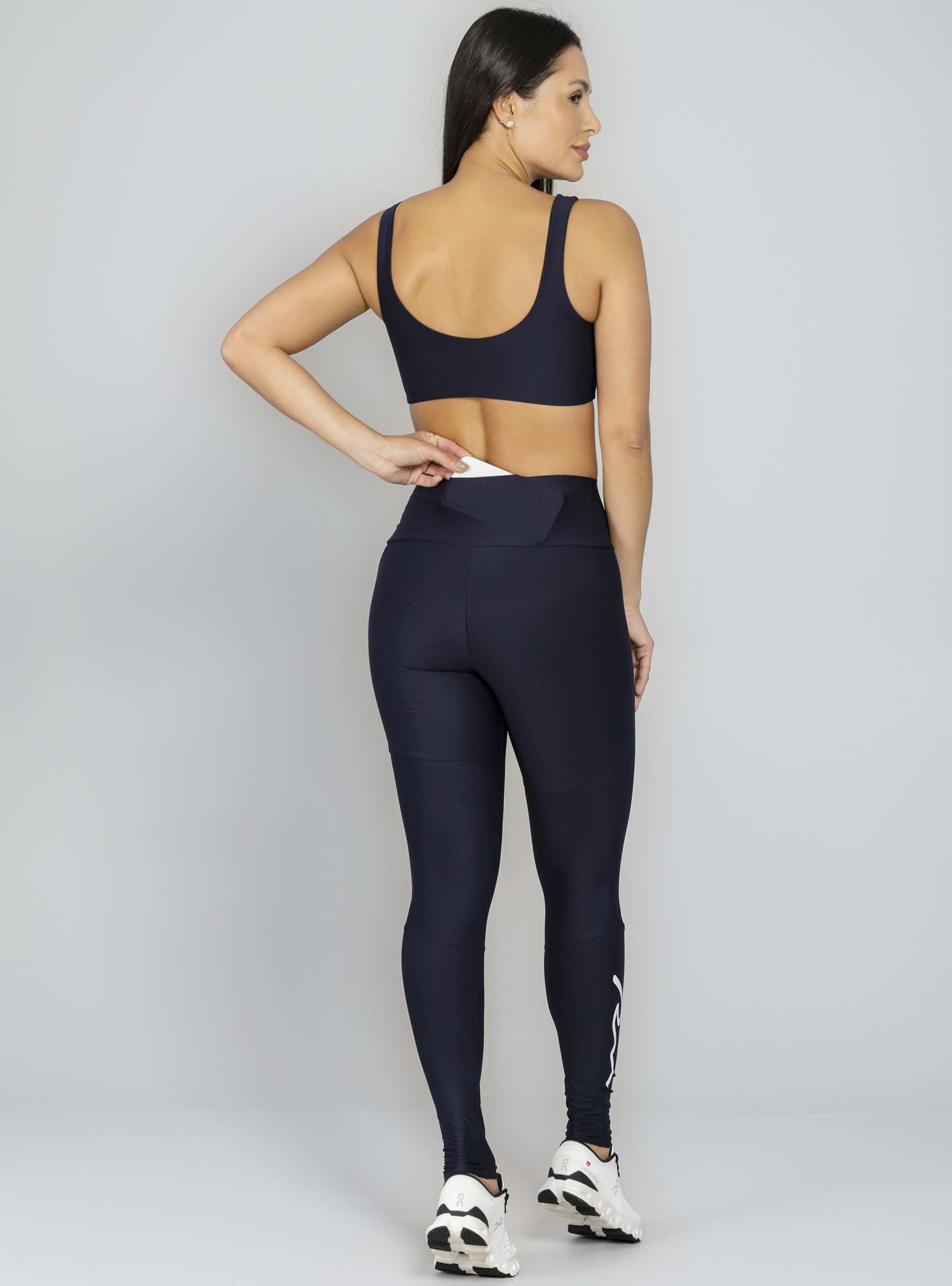Top Minimal Essencial Preto / Branco