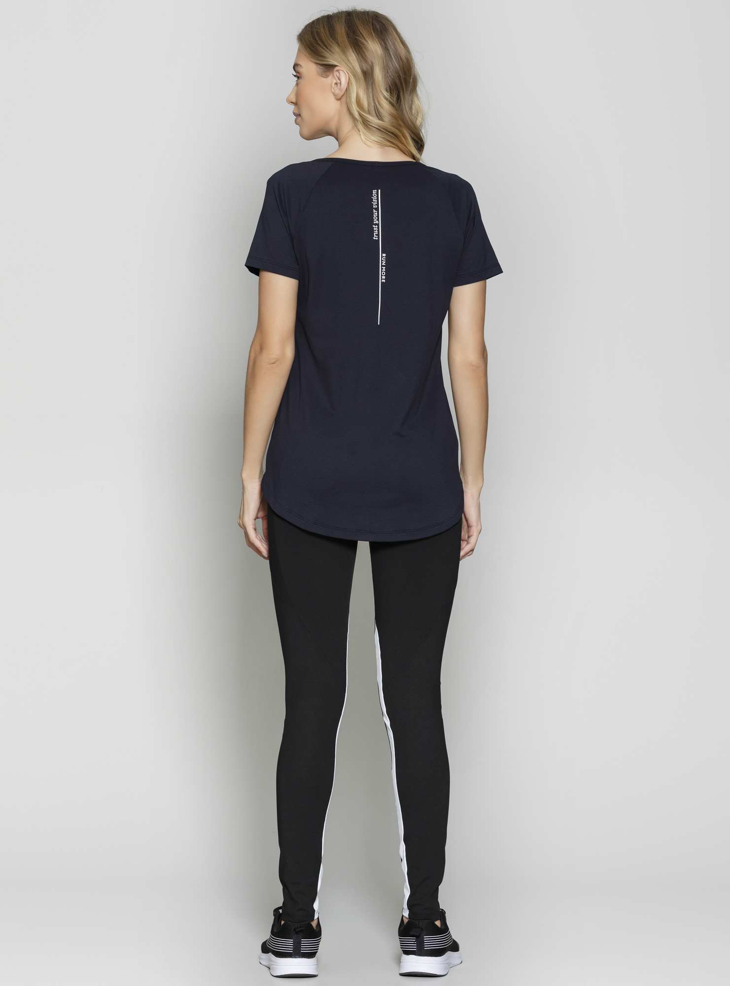 Blusa Alongada Essencial Preto / Branco